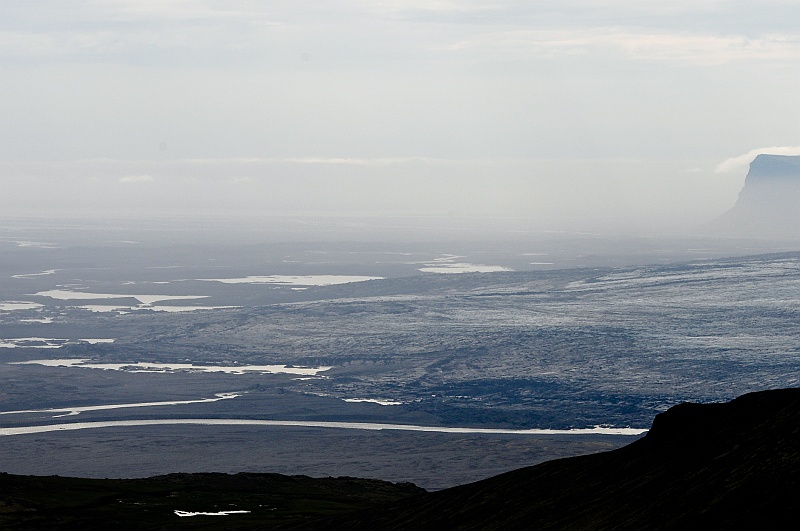 ABC_6072.jpg - la route traverse l'immense �tendue noir et d�sol�e du Skeidararsandur. On distingue bien la langue glaciaire toute noire du Skeidararjokull d'o� surgissent les crues.