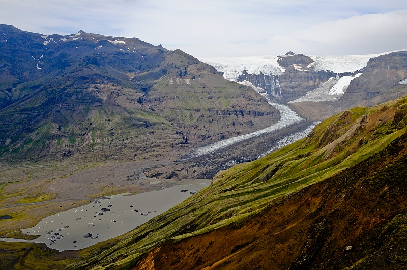ABC_6083.jpg - La langue glaci�re de Mors�rj�kull qui d�gringole des hauts plateaux du glacier Vatnaj�kull - On distingue au loin des cascades de plusieurs centaines de m�tres de haut. La couche de glace � cet endroit fait 200 ou 300 m�tres de haut.