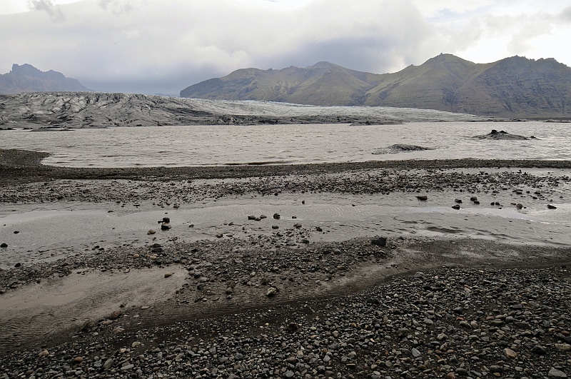 ABC_6151.jpg - Vatnajkull - Sjonarnipa - Le point de vue surplombe la langue glaciaire du Skaftafellsjkull et ses seracs stris de moraines noires.