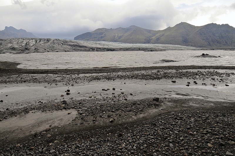 ABC_6151.jpg - Vatnaj�kull - Sjonarnipa - Le point de vue surplombe la langue glaciaire du Skaftafellsj�kull et ses seracs stri�s de moraines noires.