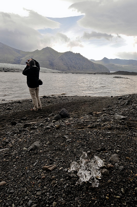 ABC_6153.jpg - Vatnajkull - Sjonarnipa - Le point de vue surplombe la langue glaciaire du Skaftafellsjkull et ses seracs stris de moraines noires.