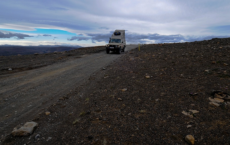 ABC_5775.jpg - � part dans sa partie sud, la F 26 est am�nag�e au bulldozer � m�me le sol, comme la majorit� des routes de montagne islandaises. Tr�s caillouteuse, elle est inadapt�e � une petite voiture de tourisme d'autant que quelques cours d'eau doivent �tre travers�s � gu�, dont un torrent glaciaire pouvant avoir un d�bit cons�quent.