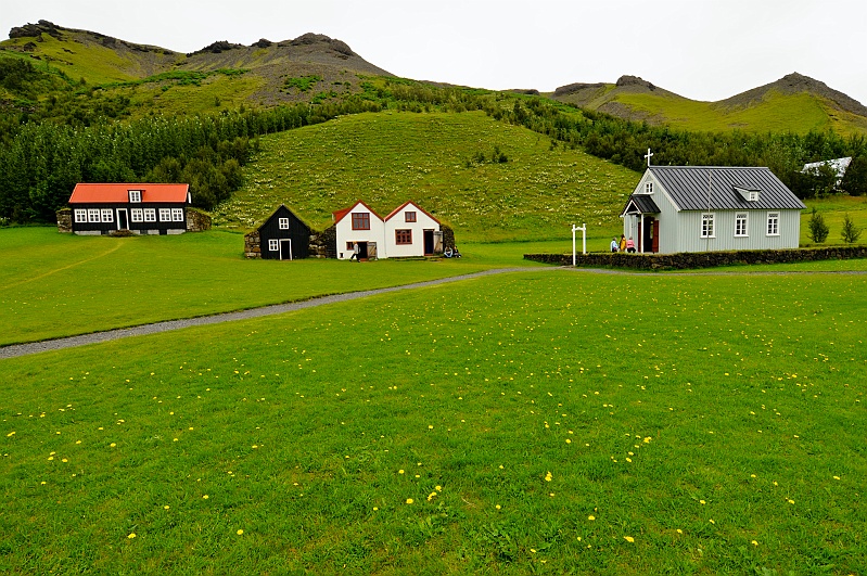ABC_6497.jpg - L'comuse de Skgar - Une partie du muse folklorique est en plein air et prsente des reconstitutions de l'habitat traditionnel islandais dont une ferme en tourbe, une glise et quelques maisons restaures et transplantes ici. Holt  Sa, avec son toit rouge, est la premire maison en bois dans la commune de Vestur-Skaftafellsssla. La maison est essentiellement construite avec du bois flott. La maison a  habite jusqu'en 1974, elle a t reconstruite  Skgar en 1980.Lglise de Skgar : C'est parmi les glises les plus anciennes du pays.  Skgar, il y a eu des fermiers descendant de rasi le vieux, le premier colon, jusqu'au XIVe sicle. 