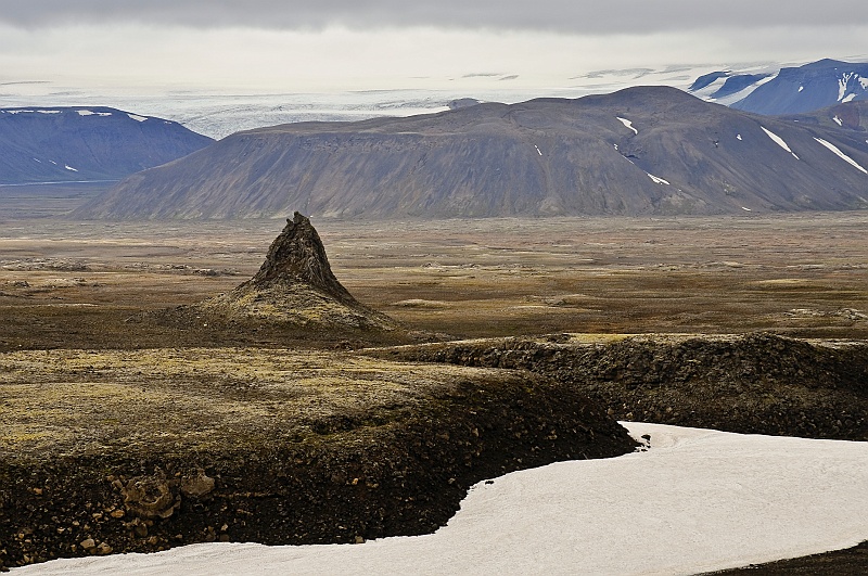 ABC_5015.jpg - Volcan Strytur - Le neck, reste de la chemin�e d'o� est sorti la lave en fusion. Au fond, le glacier Langj�kull.